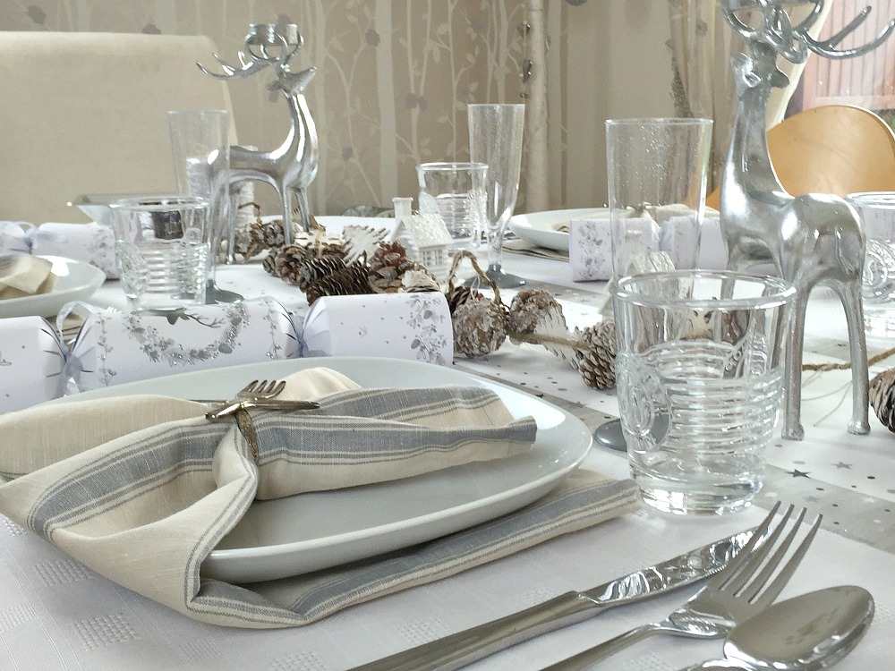 Christmas table setting tablescapes 